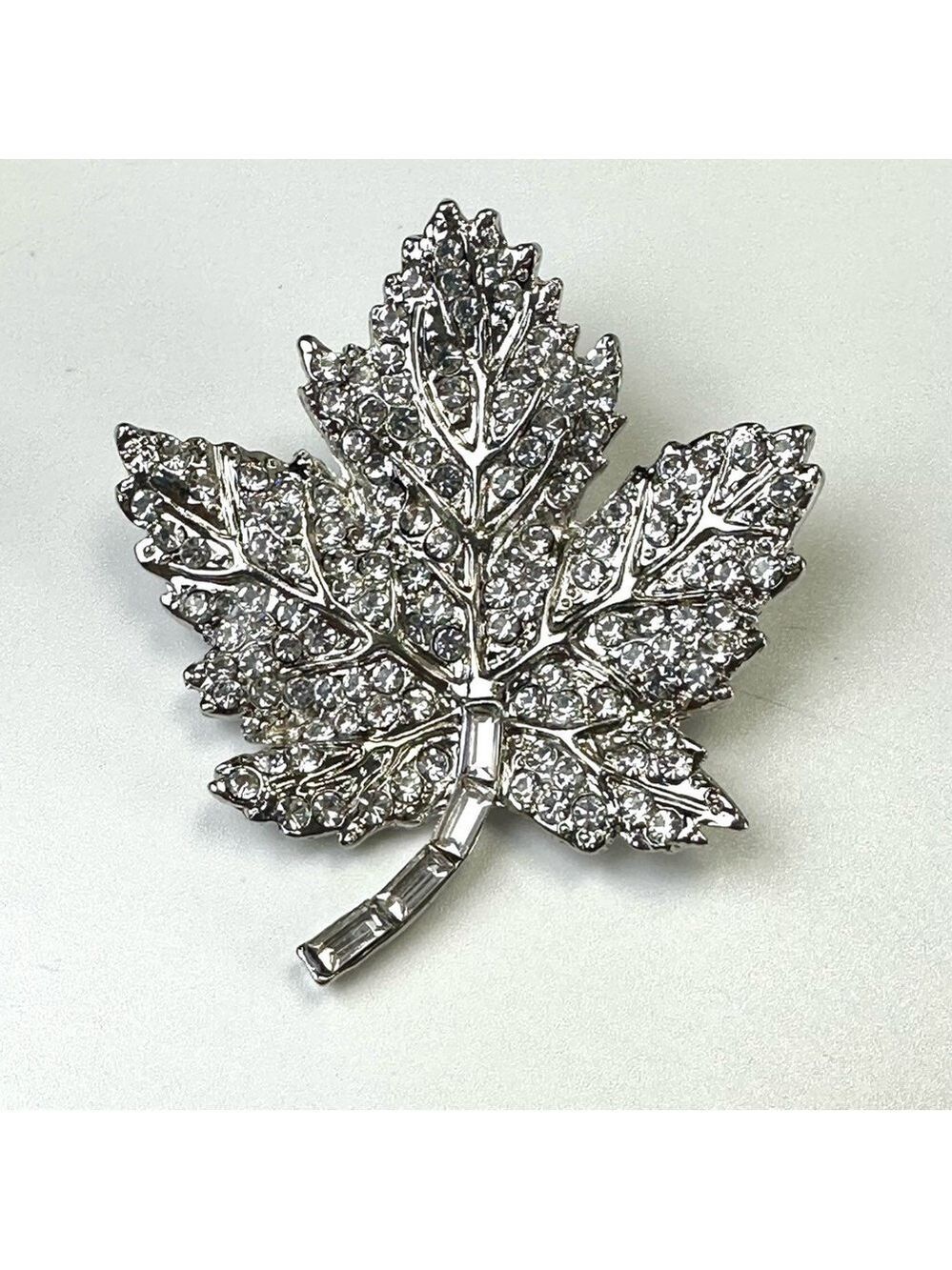Crystal silver Maple Leaf Brooch NWT broach pin for lapel, travel Canada